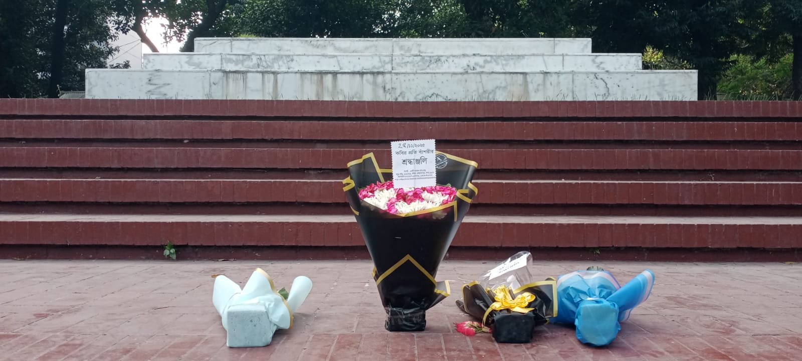 ২৫শে নভেম্বর, ২০২৫ মঙ্গলবার জাতীয় কবি কাজী নজরুল ইসলামের সমাধিসৌধে বাঁশরী - একটি নজরুল চর্চা কেন্দ্র'র শ্রদ্ধাঞ্জলি নিবেদনের ৩৬০১তম দিনের দৃশ্য।